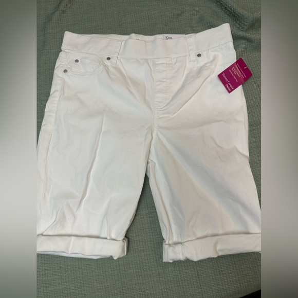 Kim Rogers white Bermuda shorts. Size 6. Elastic waist tummy control - Picture 2 of 7